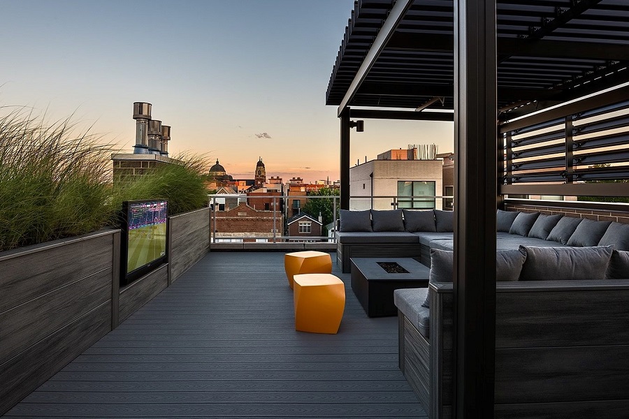 Which Outdoor TV is Best for Your Backyard Entertainment?